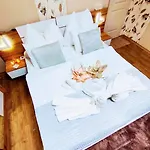 Lavender Kicsi Falu Nagy Szívvel Varázslatos Légkörrel * Golop
