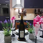 Lavender Kicsi Falu Nagy Szívvel Varázslatos Légkörrel Golop