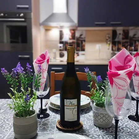 Lavender Kicsi Falu Nagy Szívvel Varázslatos Légkörrel Golop